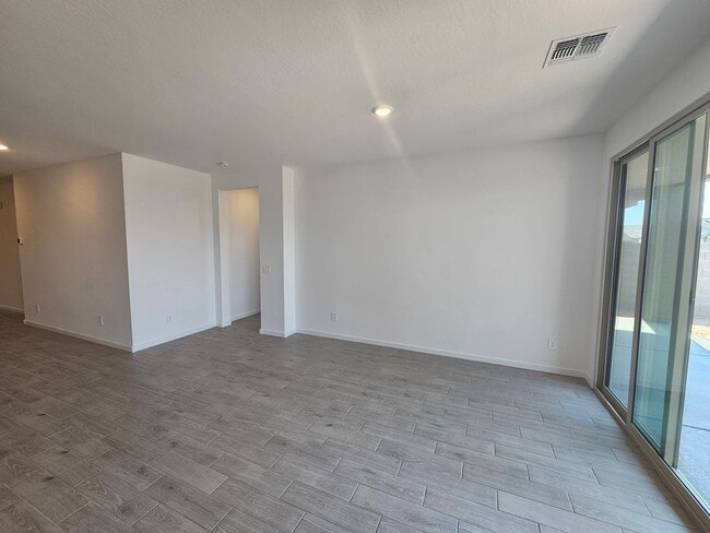Building Photo - Beautiful new build w mountain views