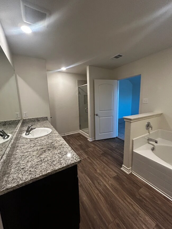 Building Photo - Beautifully Designed 4BR/2.5BA Home In The Charming Town of Elgin