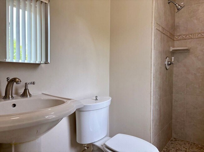 Building Photo - 3550 Kings Point Dr