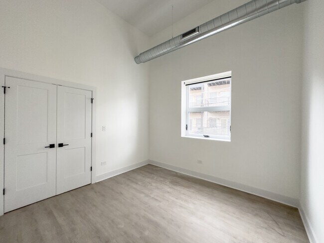 Building Photo - 4731 N Western Ave