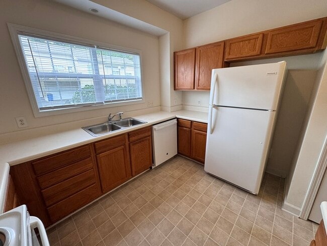 Building Photo - HUGE 3 Bed 3.5 Bath 3 Story Town Home, AVAILABLE NOW!