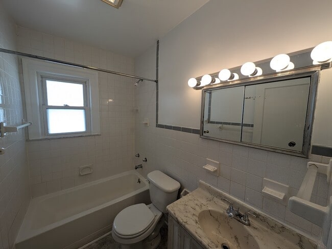 Building Photo - 105 Helen St