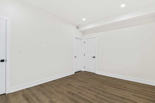 Building Photo - 4338 N Clarendon Ave