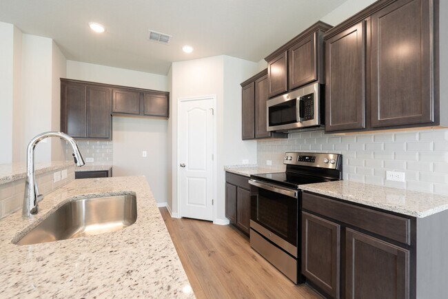 Building Photo - Spacious 4 Bedroom Home in South Temple – ...