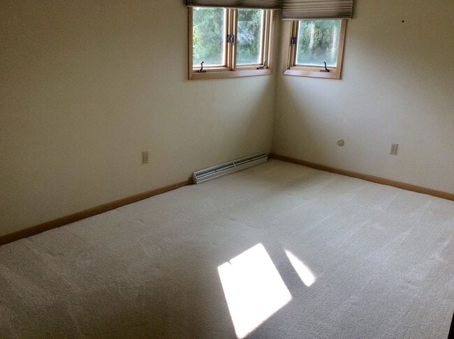 Building Photo - Single family home in quiet neighborhood