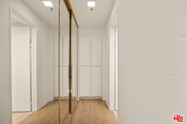 Building Photo - 2122 Century Park Ln