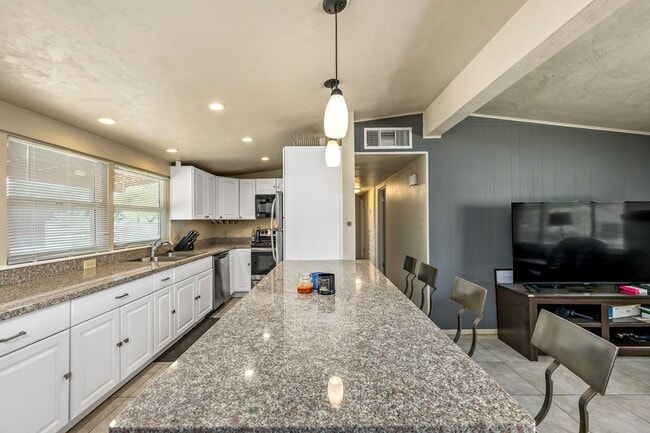 Building Photo - Spacious 4-Bedroom Home Near UA & Banner Health!