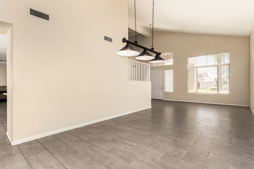 Building Photo - 6804 W Lone Cactus Dr