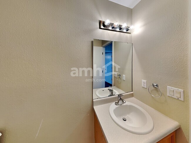 Building Photo - 1612 Redfin Dr