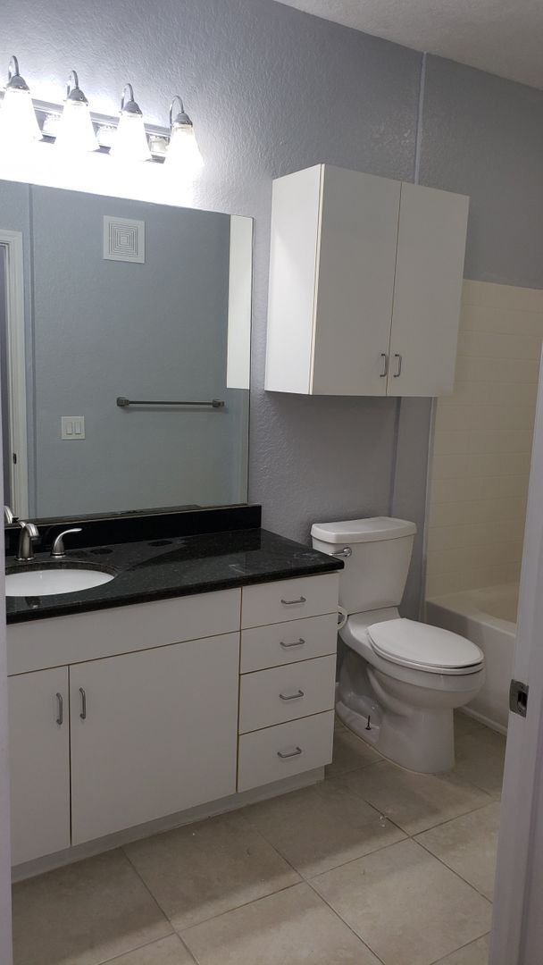 Building Photo - Large 1 Bedroom / 1 Bathroom Condo with Water Fountain View in Downtown Orlando!