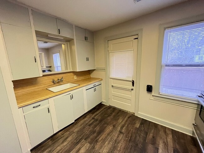 Building Photo - Spacious 1 bed 1 bath