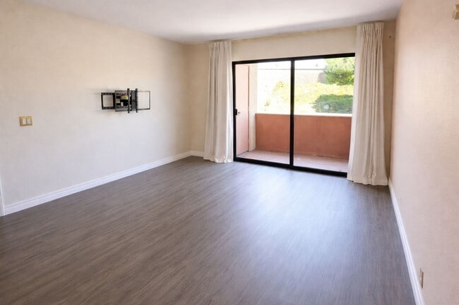 Building Photo - 1 Bedroom Bonita Condo Furnished/Unfurnished With Upgrades