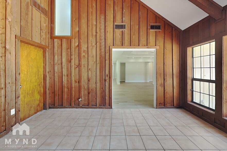 Building Photo - 1215 Spring Lake Dr