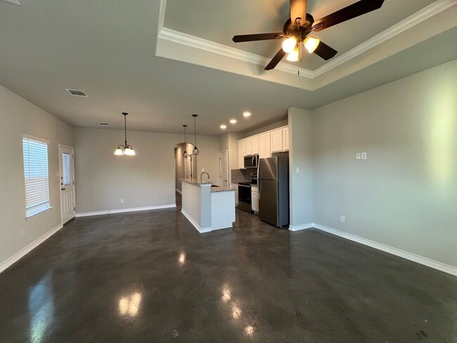 Building Photo - 926 Country Club Dr
