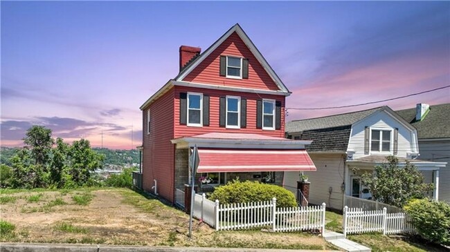 Building Photo - Breathtaking City Views – 3 Bedroom Home Minutes from Downtown!