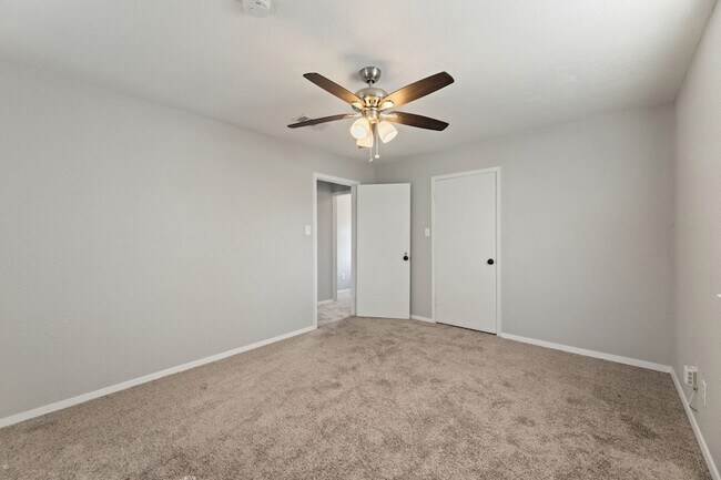 Building Photo - 8009 Northbrook Dr