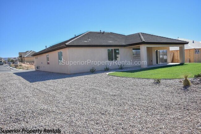 Building Photo - 4 bed, 2.5 bath home, 2 car garage with a large yard/ Pet friendly