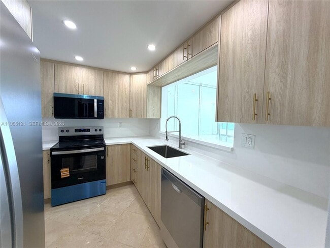 Building Photo - 5601 Collins Ave