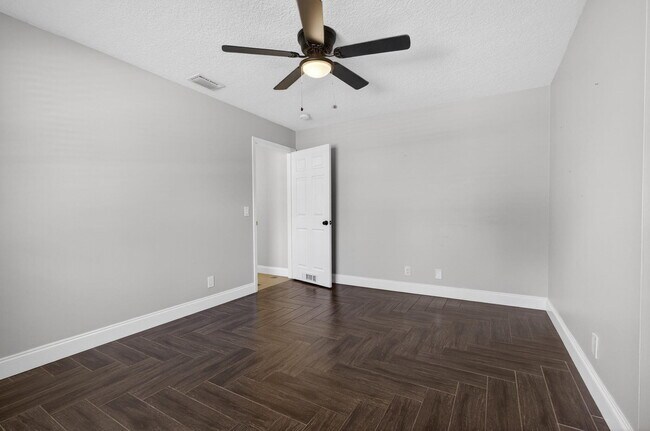 Building Photo - 11646 63rd Ln N