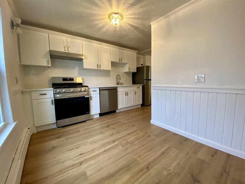 Building Photo - 66 Elm St