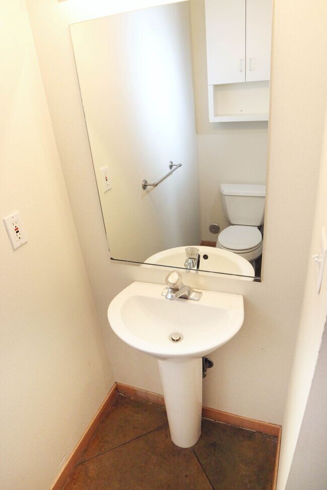 Building Photo - 209 W Mulberry St