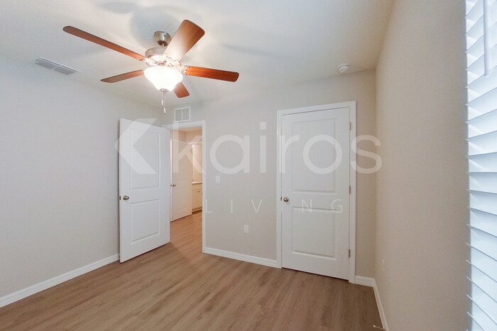 Building Photo - 8648 SW 43rd Ter