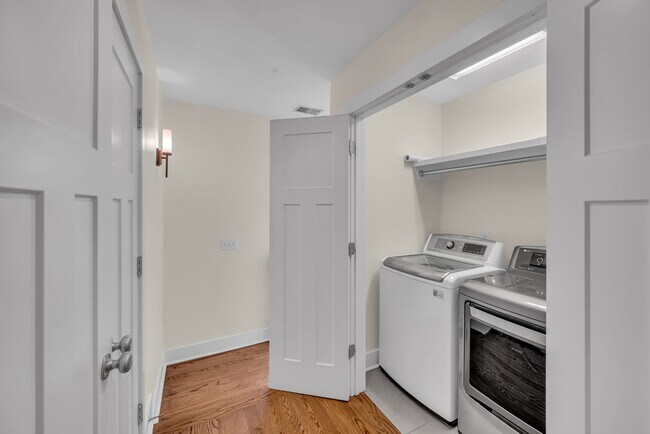 Building Photo - 921 Hillview Heights