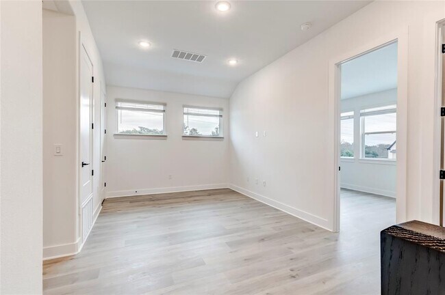 Building Photo - 1703 Kit Cir