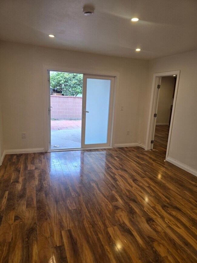 Building Photo - Beautifully Maintained 6-Bedroom Home in t...