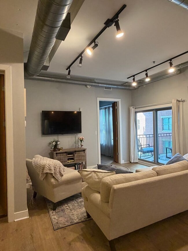 Building Photo - Two Bed/Two Bath Condo in Downtown
