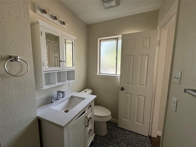 Building Photo - 9501 Quail Ct