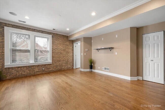 Building Photo - 6146 N Ravenswood Ave