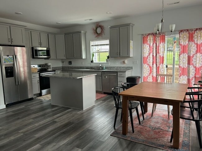 Building Photo - Modern & Bright 3-Bed End-Unit Townhome in...