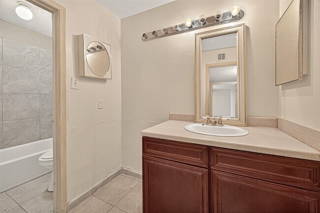 Building Photo - 8201 Richmond Ave.