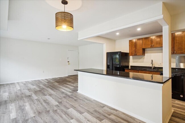 Building Photo - Spacious & Updated 2BD/1BA - All Utilities...
