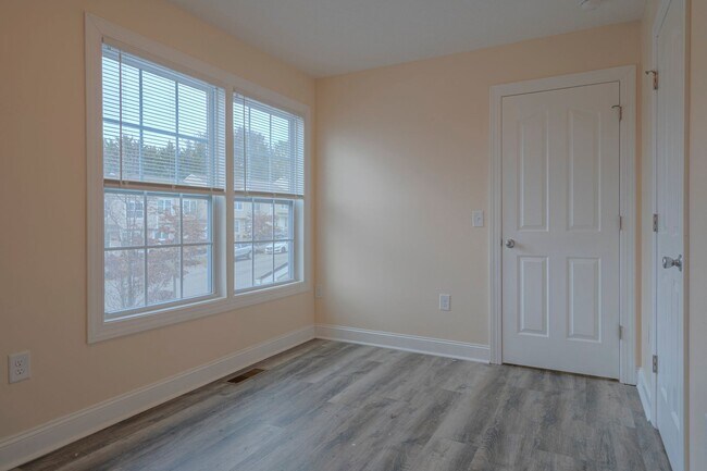 Building Photo - Oak Tree Townhome | 4 Bed, 4.5 Bath | Avai...