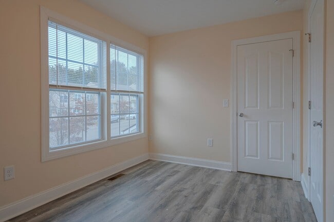 Building Photo - Oak Tree Townhome | 4 Bed, 4.5 Bath | Available Now!