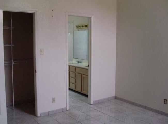 Building Photo - 7421 Bishop Flores Dr