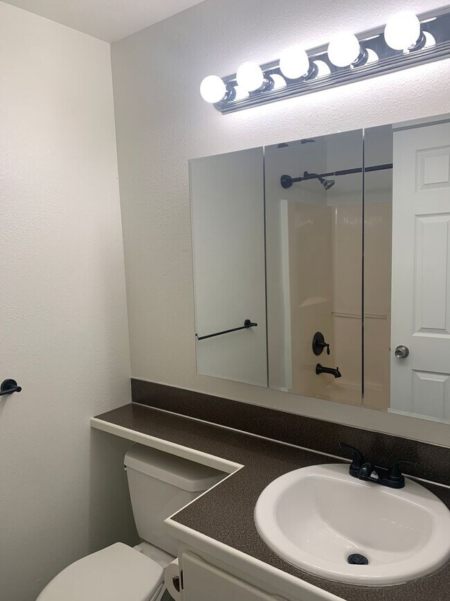 Building Photo - ***Newly Renovated Spacious and Bright 3 B...