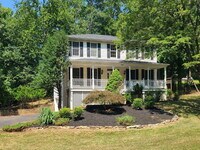 Building Photo - 105 Oakwood Dr
