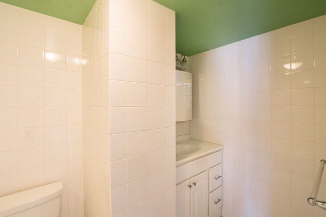 Building Photo - Beautiful Three Bedroom in Washington Square West
