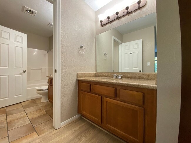 Building Photo - 2 Bedroom Condo in Arbor Hills Gated Community