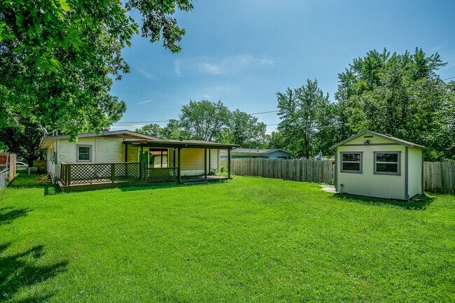 Building Photo - 545 Riverview Ave