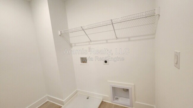 Building Photo - 450 Laurelwood Ln