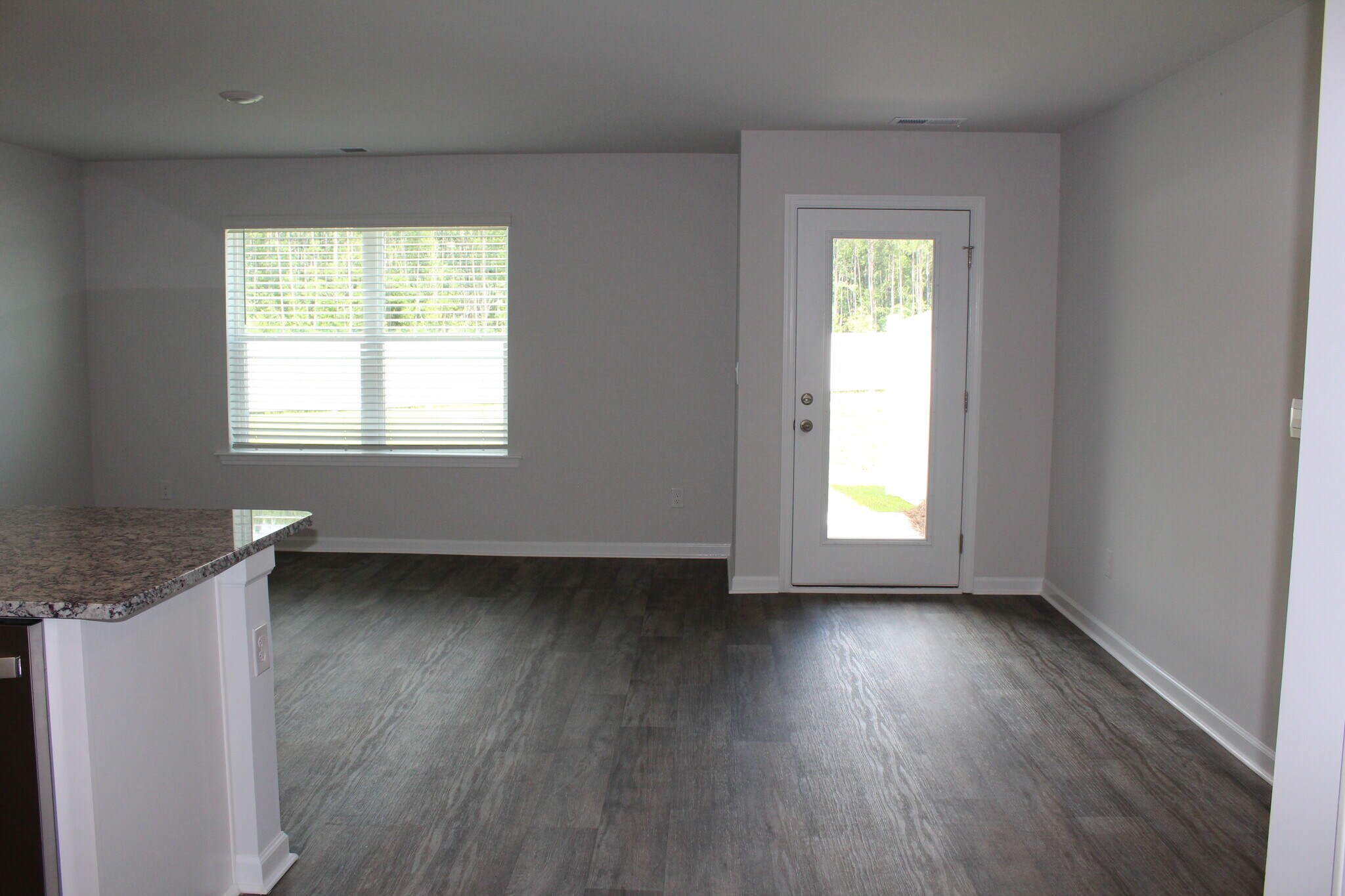 Open Concept - 4174 High Glen Dr