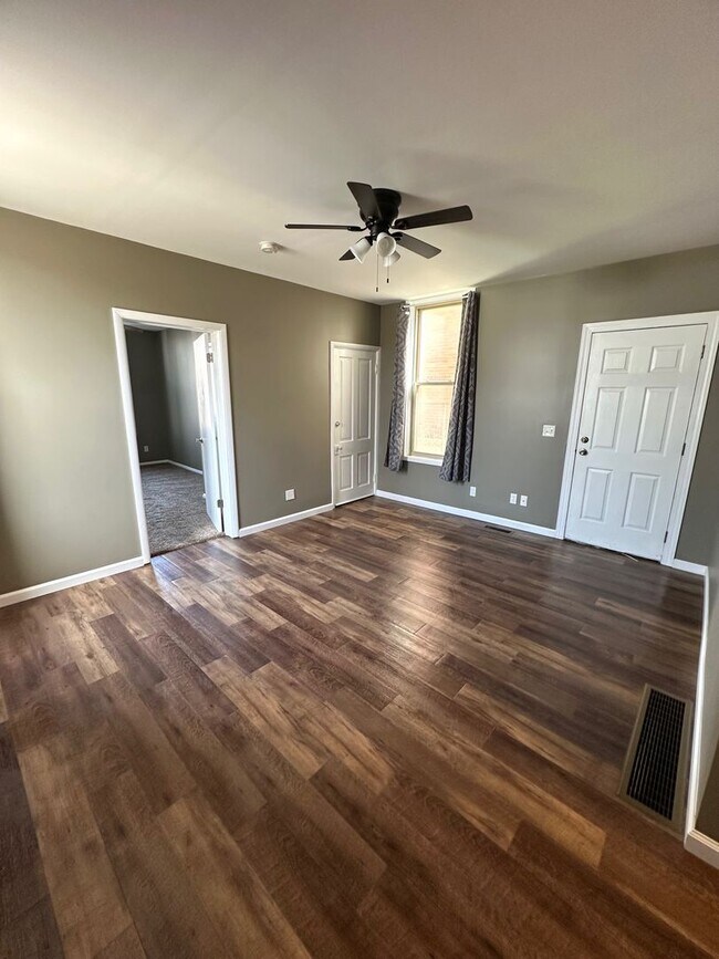 Building Photo - 820 York St