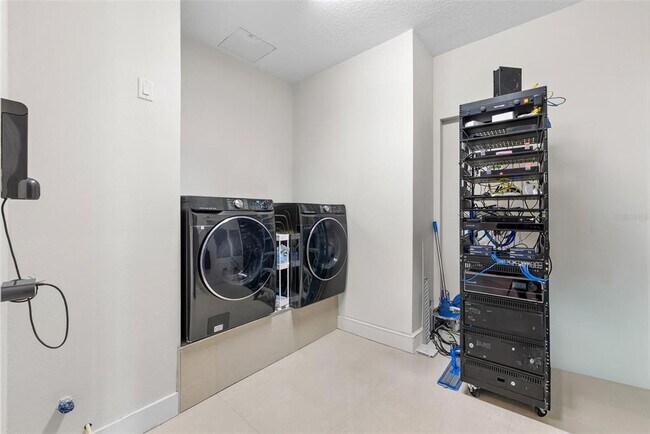 Building Photo - 449 S 12th St