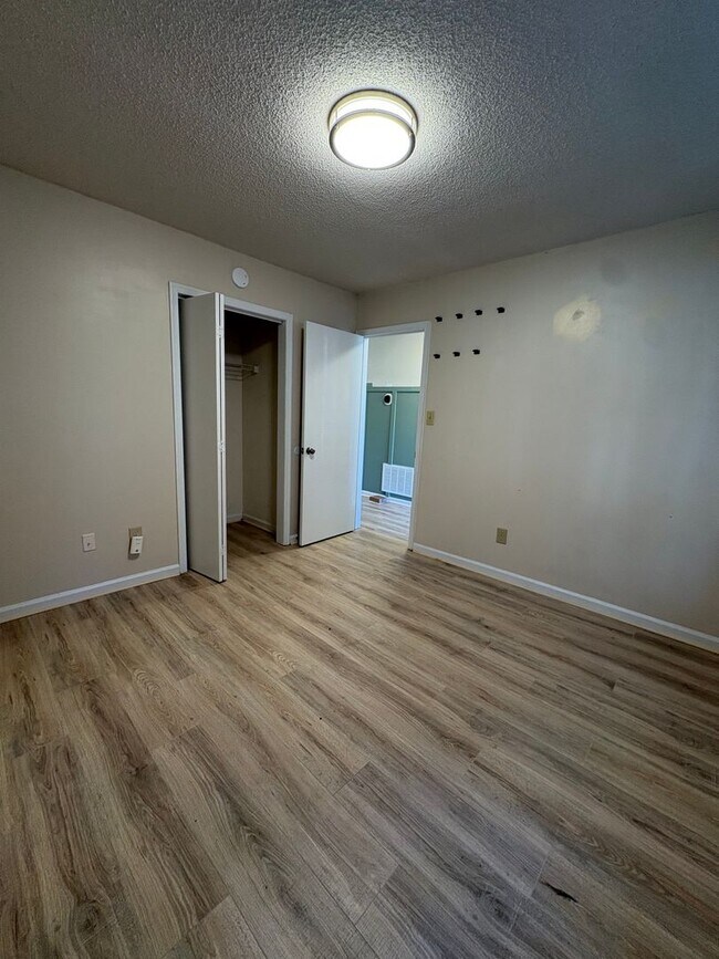 Building Photo - 650 Rock Garden Cir