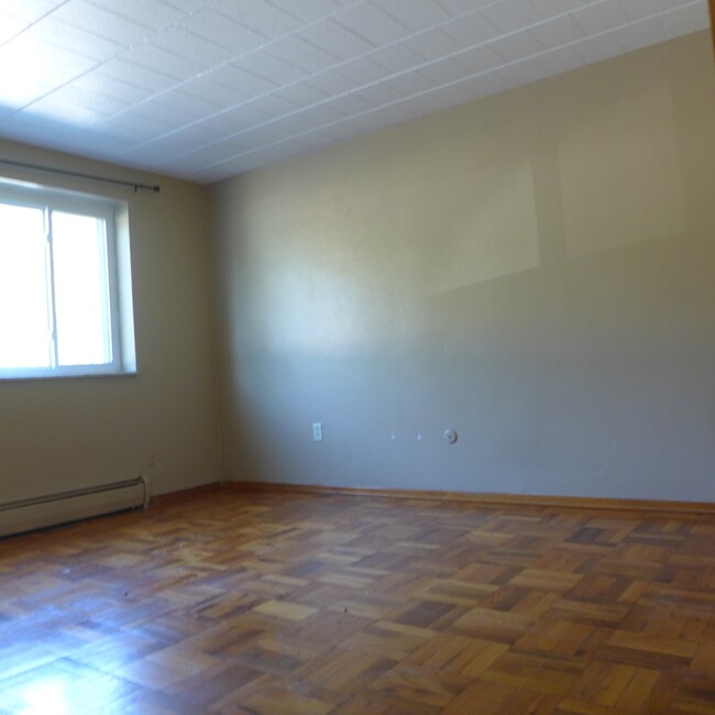 Interior Photo - OXFORD COURT APARTMENTS -- 054
