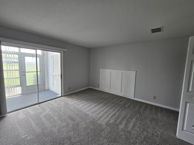 Building Photo - ANNUAL RENTAL - 55+ COMMUNITY 2/2 IN VISTA ROYALE